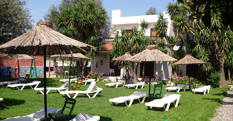 Oasis Hotel &amp; Bungalows