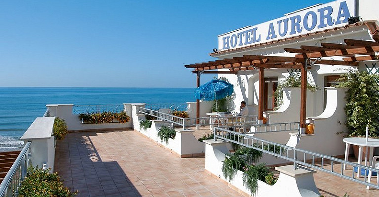 Aurora Hotel &amp; Suites sul mare