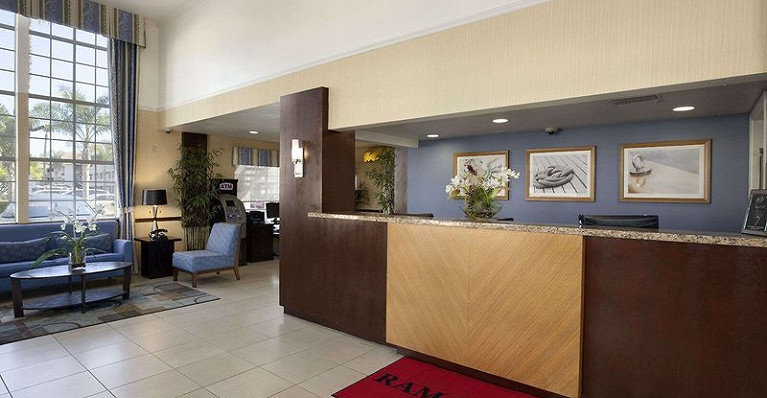 Ramada Inn &amp; Suites Costa Mesa/Newport Beach