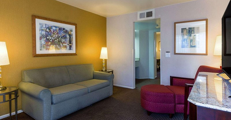 Ramada Inn &amp; Suites Costa Mesa/Newport Beach