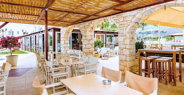 Yiannis Manos Hotel Resort