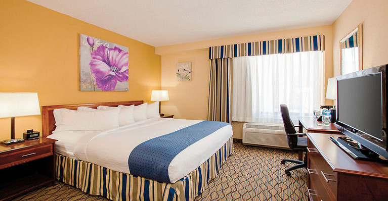 Holiday Inn Hotel &amp; Suites